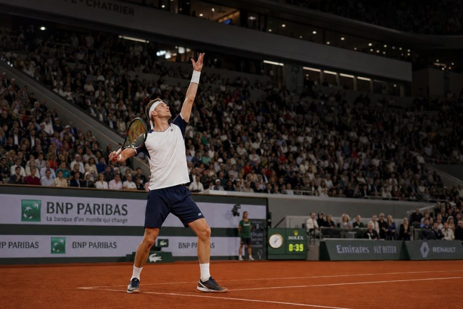 Jakub Mensik serving at Roland Garros 2026