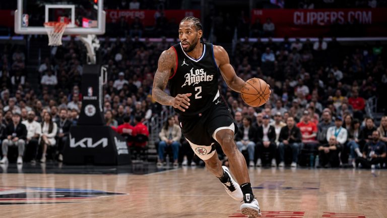 Kawhi Leonard driving to the basket for the Los Angeles Clippers