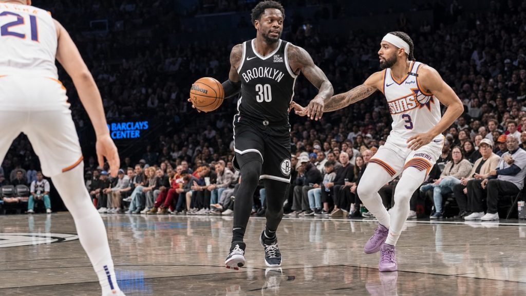 Julius Randle driving to the basket for the Brooklyn Nets